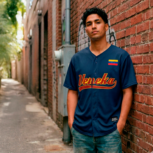 VENEKA +58 camiseta venezolana azul modelo masculino lifestyle
